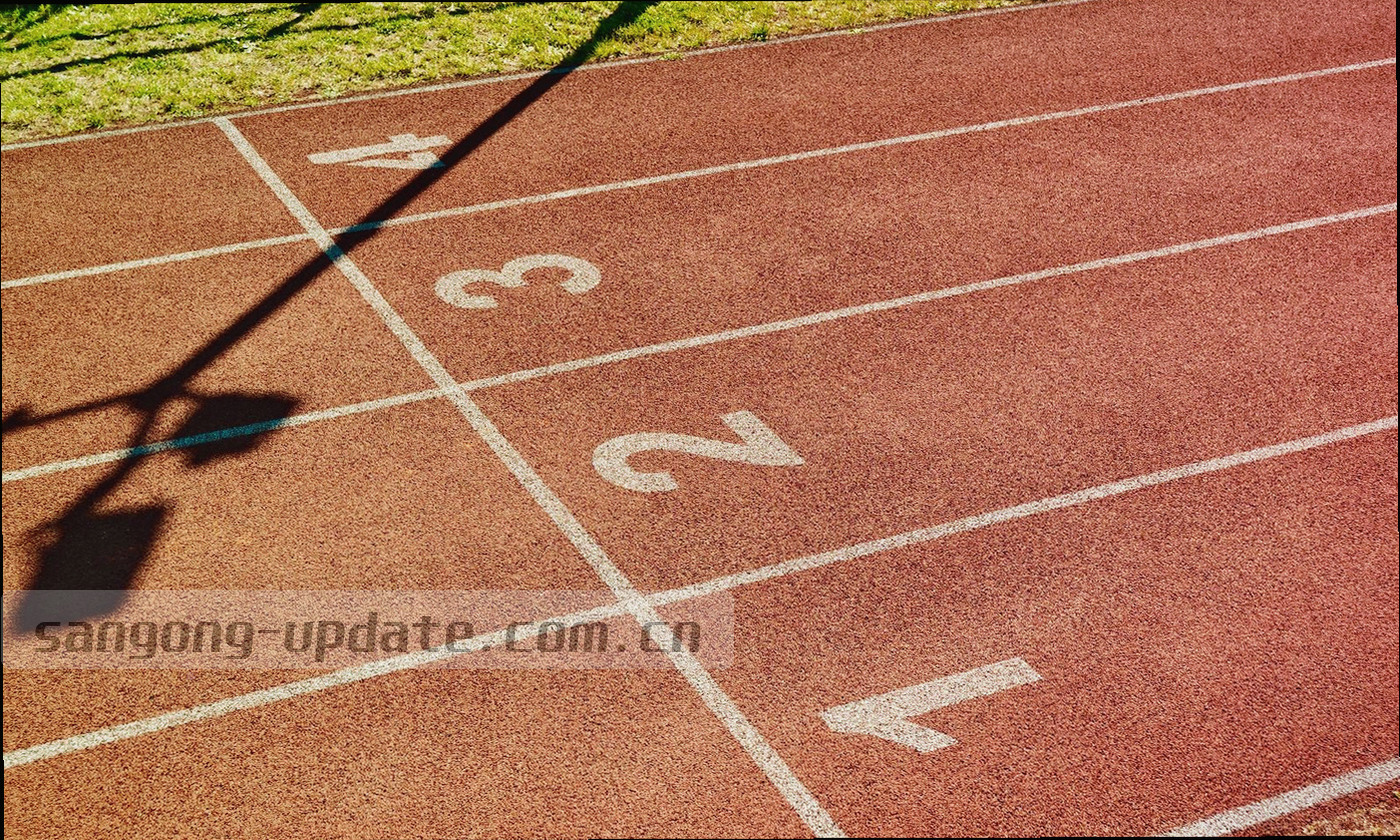 带分类标签与等宽编号的更新条目列表局部界面